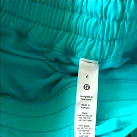 NWT Lululemon Hotty Hot Low-Rise Short 2.5” - Picture 6 of 6